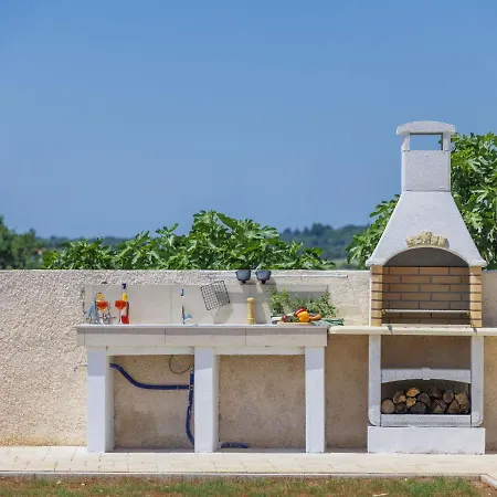 Dora By Interhome * Pula